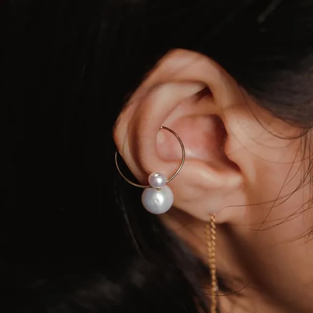 【Olivia Yao Jewellery】專為無耳洞設計 垂墜鋯鑽天然圓珍珠夾式耳環(COSMOS Collection)