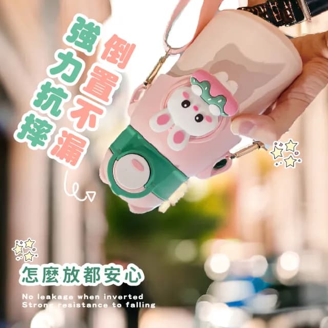 【隨身便攜】粉紅兔316不鏽鋼保溫杯(附背帶 彈蓋式 大容量 兒童水壺 吸管杯 可愛造型 飲料環保杯 禮物)