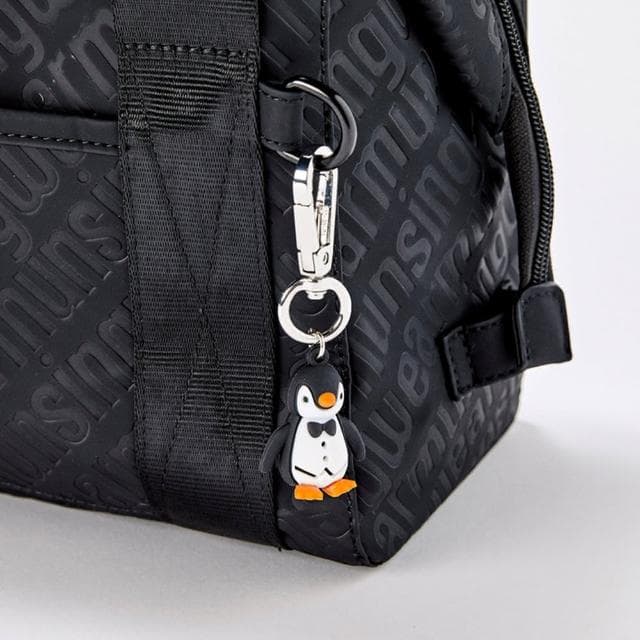 【Munsingwear】官方直營 企鵝牌 黑色光澤感2WAY隨身手提包附企鵝吊飾、小收納袋 MLTE0A50