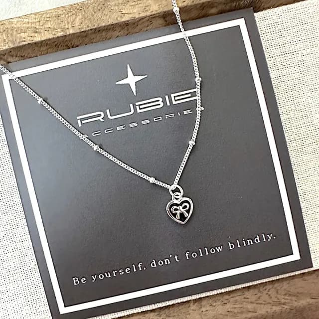 【RUBIE ACCESSORIES】黑色滴釉小愛心蝴蝶結S925純銀項鍊(YX0002XGN)