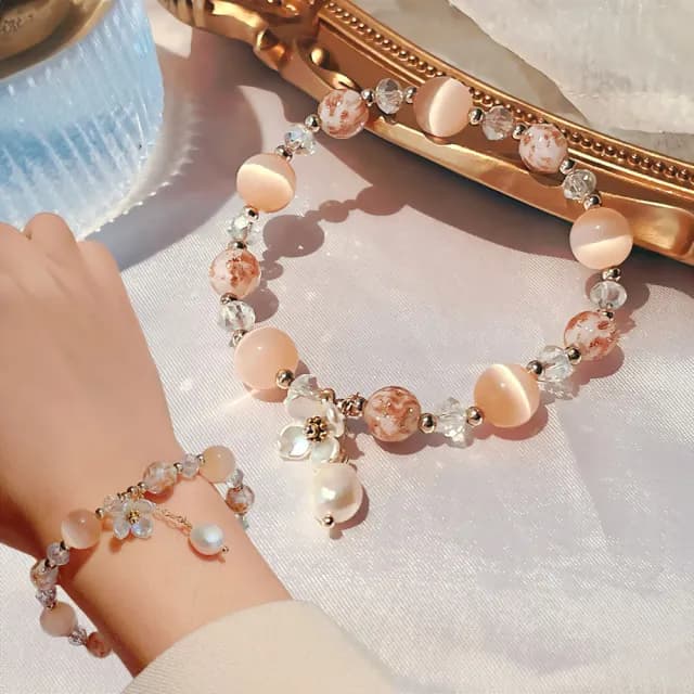 【開運飾品】清新甜美粉琉璃水晶串珠手鍊(貓眼石 珍珠 氣場 貝殼花 手串 女 生日禮物)