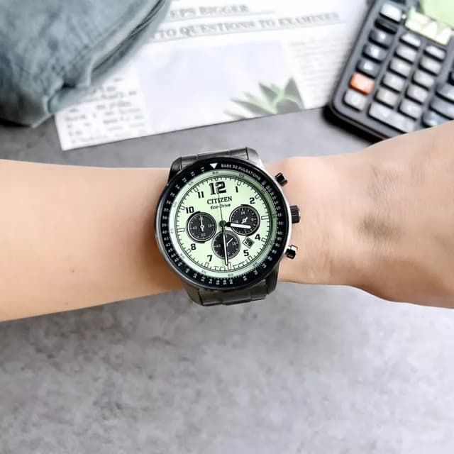 【CITIZEN 星辰】Chronograph 計時系列 CA4507-84X 宇宙計型 熊貓 迪通拿款 光動能 日期 真三眼 石英 手錶