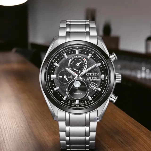 【CITIZEN 星辰】月相錶 光動能錶 電波錶 計時鈦金屬手錶 男錶 指針錶-43mm 禮物 推薦(BY1018-80E)