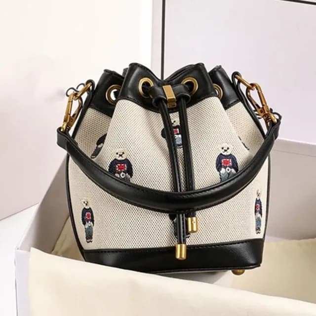 【巴黎精品】情人節禮物 側背包皮革手提包手拿包肩背包托特包帆布包隨身女包包(小熊束口水桶包2色a1ev10)