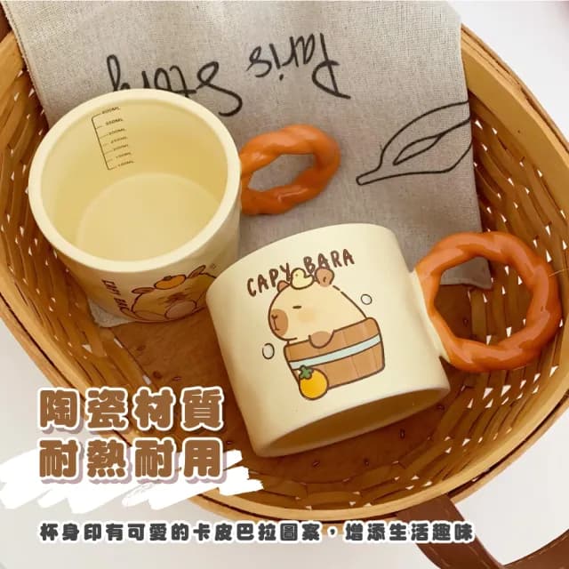【多喝水】可愛卡皮巴拉帶刻度陶瓷杯(水豚君 馬克杯 水杯 咖啡杯 飲料杯 環保杯 茶杯 辦公室 禮物)