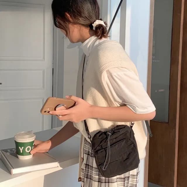 【MoonDy】情人節禮物 包包 包包 女生包包 手機包 側背包 隨身小包 尼龍斜背包 男用包包 輕便小包 奶茶系