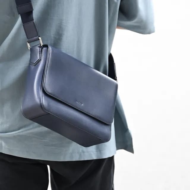 【BALLY】簡約經典LOGO烙印滑面皮革翻蓋方包斜背包(深藍)