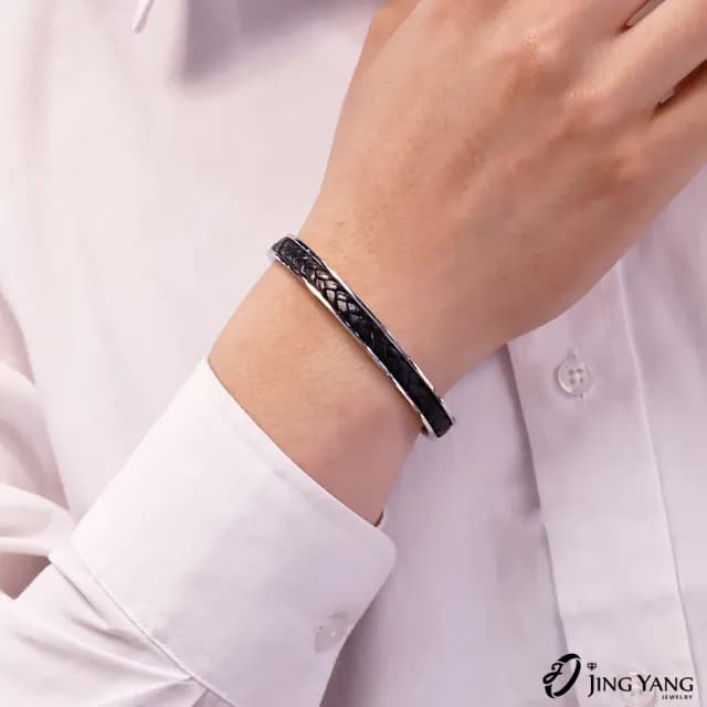 【JING YANG 晶漾】白鋼男手鐲黑牛皮開口手環(生日禮物、送禮)