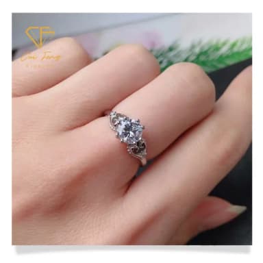 【CF鑽飾】戒指 莫桑鑽《依戀》(1克拉 母親節 女戒 鑽戒  禮物送禮 求婚  生日 告白)