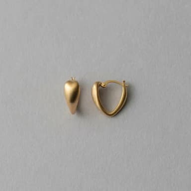 【ete】優雅花瓣髮絲紋耳環(金色)
