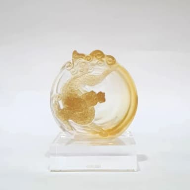 【琉璃工房】舞朝陽琥珀色 加 底座透9*9*2.5cm(入厝禮/送禮/琉璃/禮物/水晶/藝術品/結婚/開業/企業)