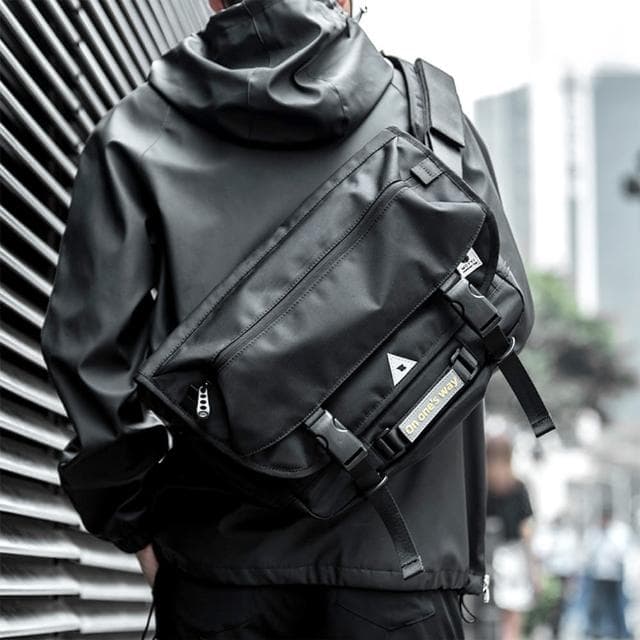 【MoonDy】三點式固定扣 男生機車包 黑色斜背包 潮流斜背包 工裝包 男生郵差包 騎行斜背包 生日禮物