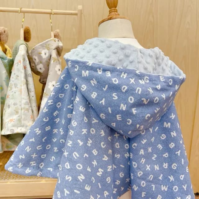 【Lianne baby】牛仔Boy英文學 嬰幼兒80-100公分手工保暖斗篷嬰兒禮物(滿月禮 收涎禮物 週歲禮 彌月禮盒)