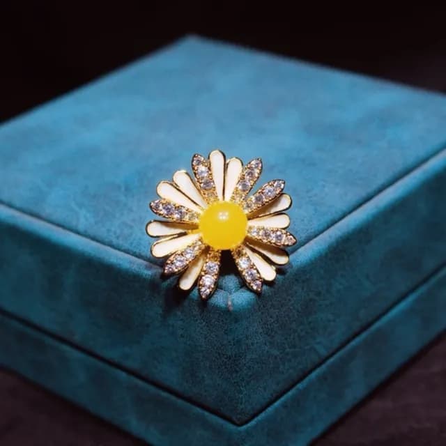 【Penny珮妮】俄羅斯蜜蠟雞油黃雛菊小胸針6mm(母親節禮物/交換禮物/送女友/送閨蜜/生日禮物/情人節)