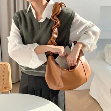 【LEESA】軟皮肩背包\復古斜背包\褶皺包\抽繩托特包\禮物\大容量斜背包\單肩包\水餃包\hobo包\ 