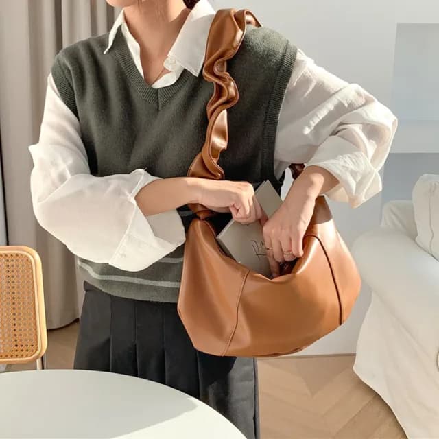 【LEESA】軟皮肩背包\復古斜背包\褶皺包\抽繩托特包\禮物\大容量斜背包\單肩包\水餃包\hobo包\ 