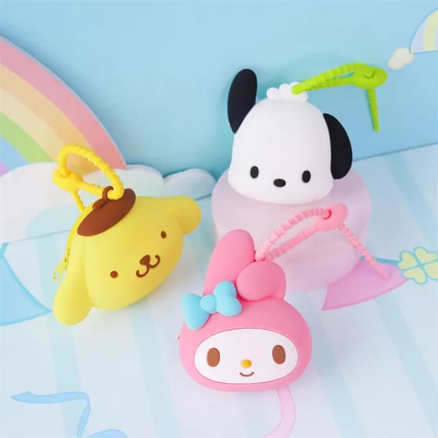 【SANRIO 三麗鷗】卡通系列大頭造型矽膠材質迷你耳機收納包零錢包掛件(庫洛米/大耳