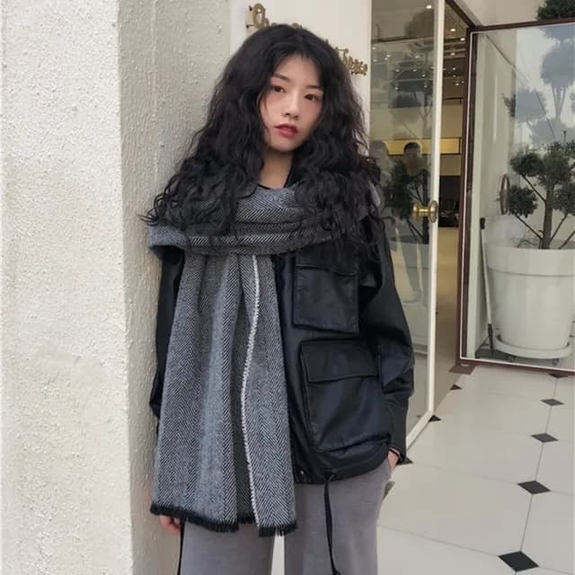 【橘魔法】黑白斜紋鬚邊仿羊絨圍巾(披肩 披巾 脖圍 圍脖 毯子 大人 配件 寒流 保暖 交換禮物)