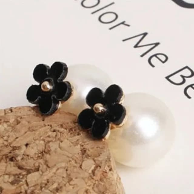 【89 zone】法式古典五葉花珍珠 飾品 耳飾 耳釘 耳環(白/黑)