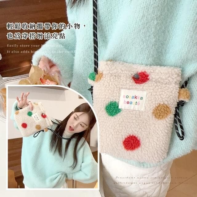 【散發可愛】彩色波點毛絨斜肩包(斜跨包 點點  收納包 收納袋 小包包 外出 交換禮物 女生)