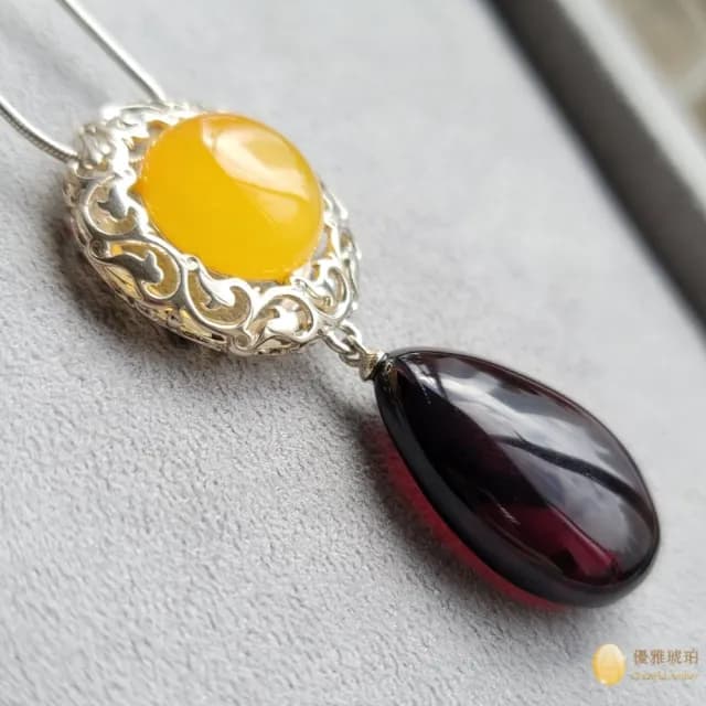 【優雅琥珀】母親節禮物 金絞蜜與紅珀 銀雕項鍊(凸圓形蜜蠟與水滴形紅珀 具鑑定證書)