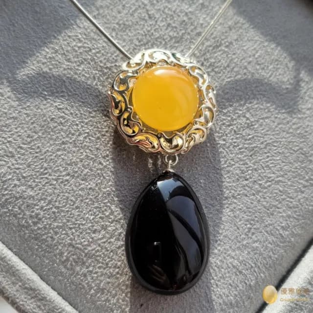 【優雅琥珀】母親節禮物 金絞蜜與紅珀 銀雕項鍊(凸圓形蜜蠟與水滴形紅珀 具鑑定證書)