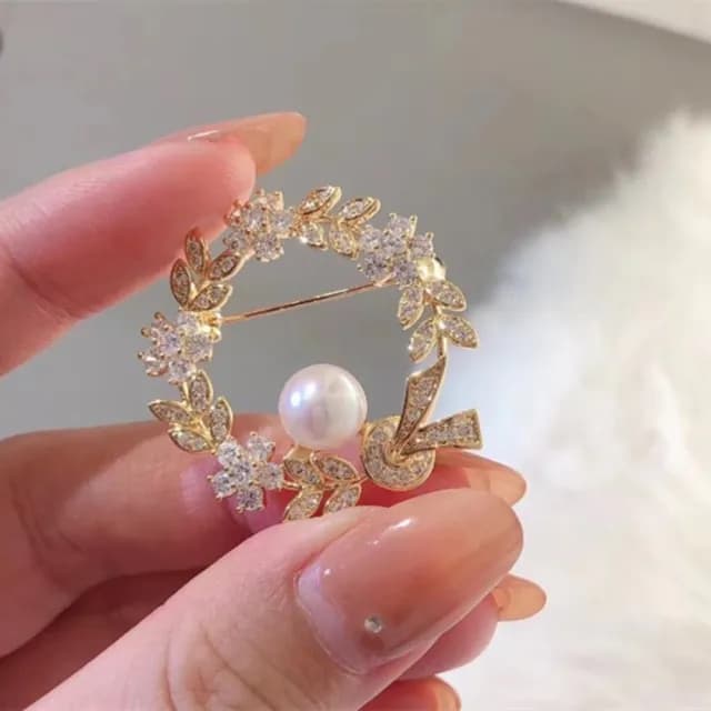 【Penny珮妮】韓式精工鑲嵌花環珍珠女神胸針吊墜兩用(母親節禮物/交換禮物/送女友/送閨蜜/生日禮物/情人節)