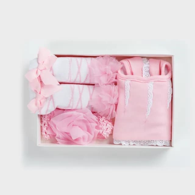 【日安朵朵】女嬰兒童配件禮盒-芭蕾女伶 圍兜+髮帶+寶寶襪(寶寶彌月滿月禮週歲生日禮物)