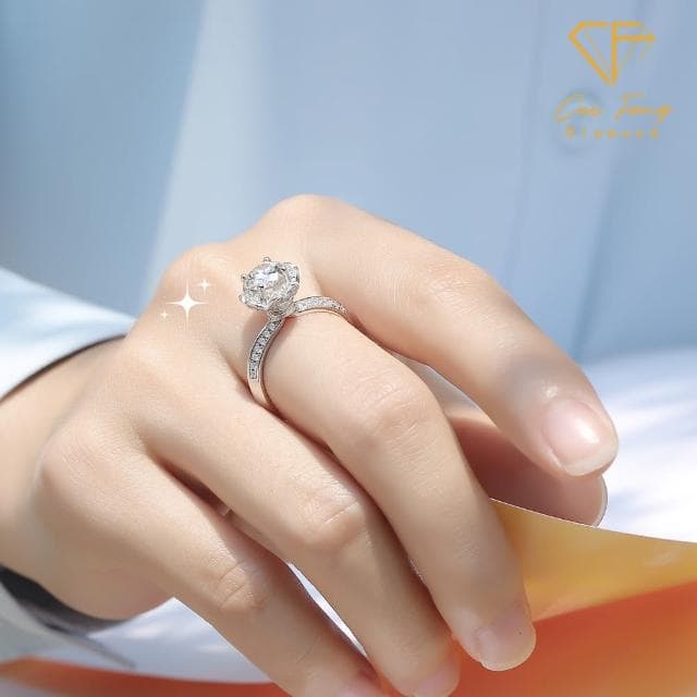 【CF鑽飾】戒指 莫桑鑽《手執捧花》(1克拉 母親節 女戒 鑽戒  禮物送禮 生日 求婚 告白)