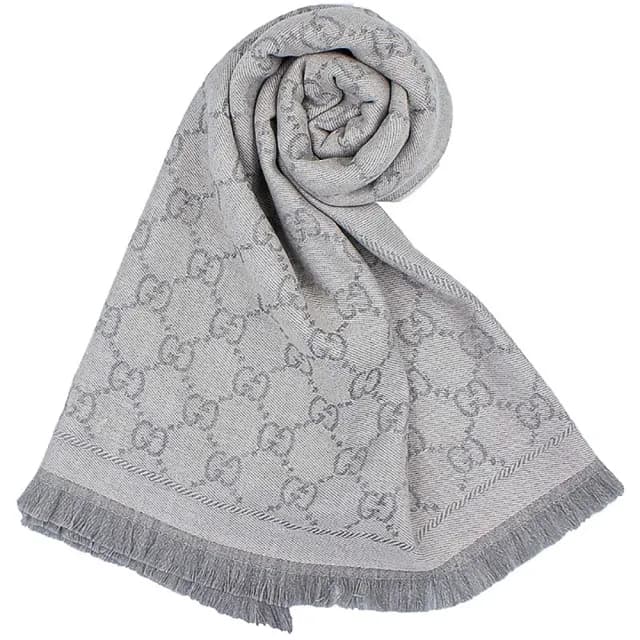 【GUCCI 古馳】經典GG 緹花LOGO雙面寬版流蘇 羊毛 圍巾 披肩(淺灰)