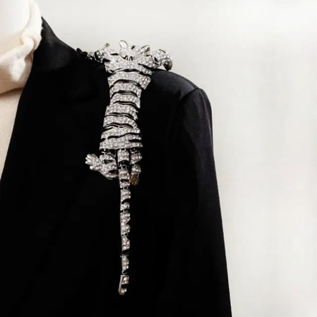 【Penny珮妮】輕奢金屬鑲鑽靈動老虎大胸針披肩裝飾2色可選(生日禮物/交換禮物/情人節/宴會/送男友/尾牙)