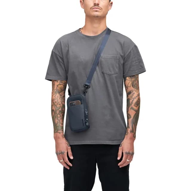 【Incase】母親節禮物 A.R.C. Small Crossbody Bag PU防水塗層 斜背 / 肩背小包(海軍藍)
