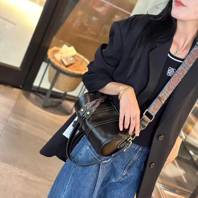 【MoonDy】情人節禮物 包包 側背包 真皮包包 韓國包包 可愛包包 側背小包 枕頭包 圓筒包 牛皮包 紅色包包