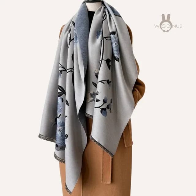 【WOONUE】超柔質感羊毛圍巾雅緻富貴牡丹藍花百搭披肩藏青(新年送禮過年閨蜜生日禮物媽媽女友老婆禮物)