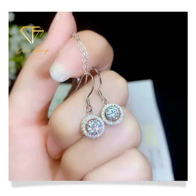 【CF鑽飾】耳環 莫桑鑽《圓包耳勾》(耳釘 耳針 耳飾 雙11限定  聖誕 交換禮物 求婚 生日)