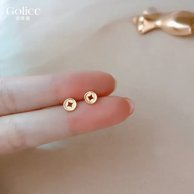 【Golicc】耳環 迷你金幣耳釘(99購物限定 生日 飾品 耳釘 耳飾 耳墜 禮物)