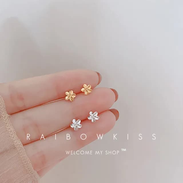 【Umi】新款簡約設計感花朵耳釘 - 潮流隱形小巧養耳耳飾(銀色)