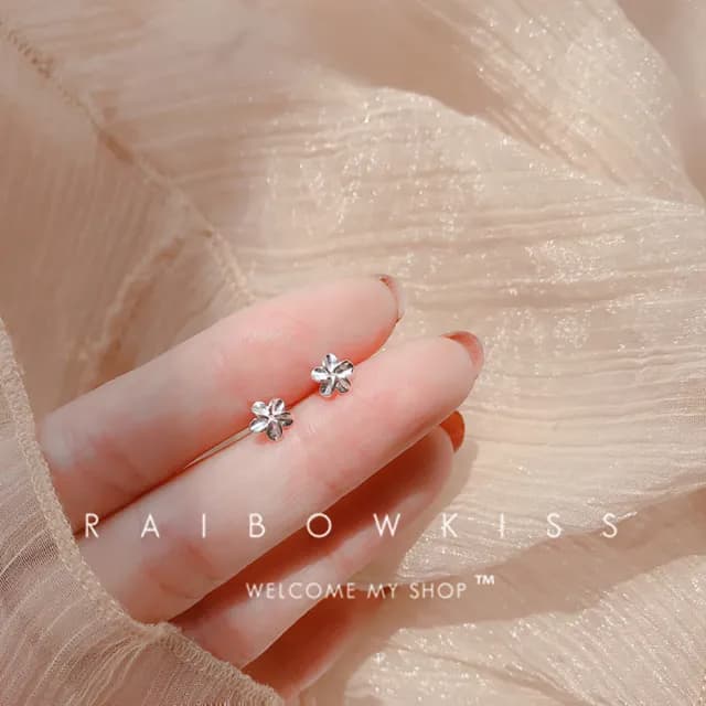 【Umi】新款簡約設計感花朵耳釘 - 潮流隱形小巧養耳耳飾(銀色)