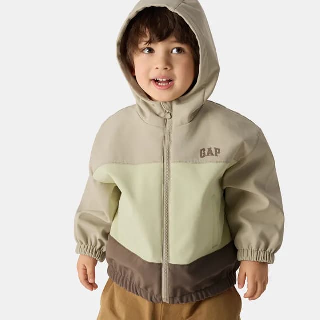 【GAP】男幼童裝 Logo印花防風防潑連帽外套-卡其色(759387)