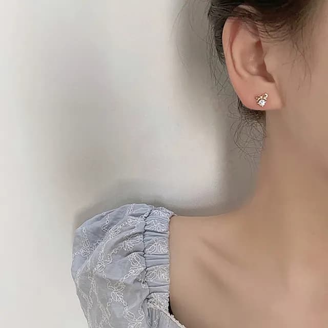 【Umi】輕奢蝴蝶結耳飾｜簡約設計・微鑲閃耀美感(白金色)