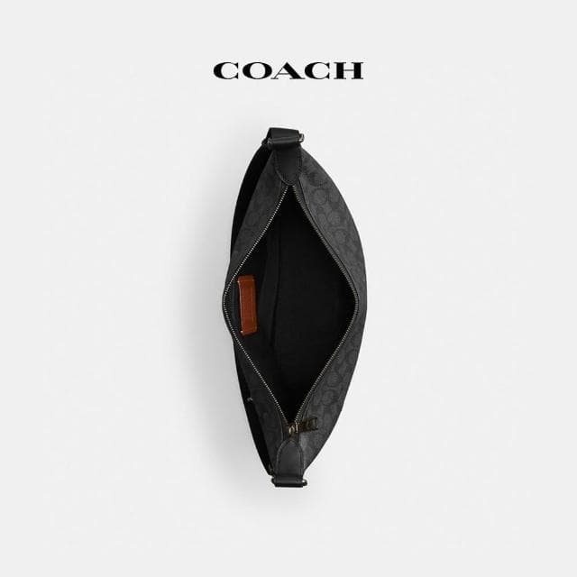 【COACH】蔻馳官方直營 FINN經典Logo斜背手袋-QB/炭黑色/黑色(CAJ91)