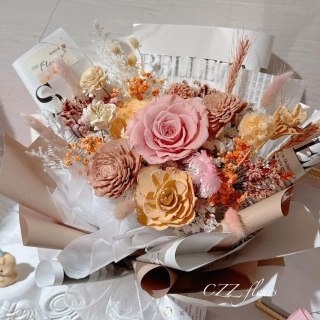 【喜滋滋】蜜糖粉奶茶永生花花束(情人節花束/生日禮物/告白花束/週年紀念/畢業花束/520)
