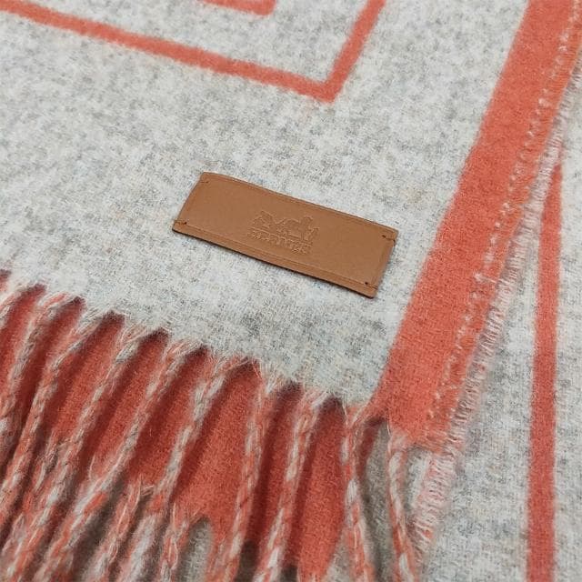 【Hermes 愛馬仕】H259152S 04 Casaque Lettres au Carre經典羊毛雙面編織流蘇圍巾(米白X橘色)