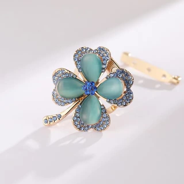 【Penny珮妮】金彩藍鑲鑽四葉草胸針別針絲巾扣兩用(母親節 送女友 交換禮物  生日 情人節 尾牙 新年 結婚)