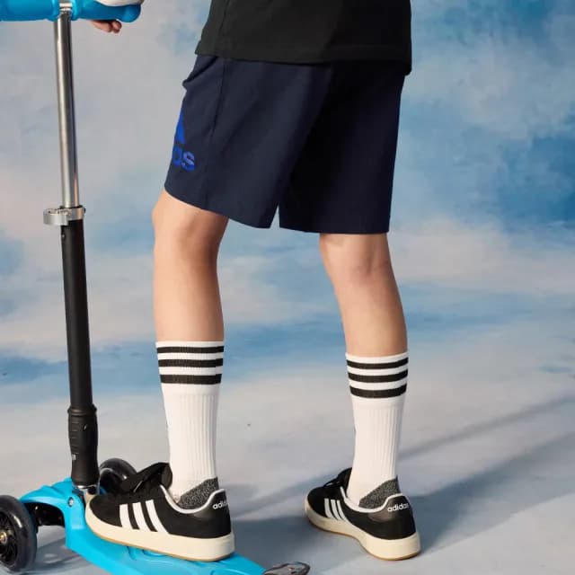 【adidas 愛迪達】運動短褲 童裝 IS2595