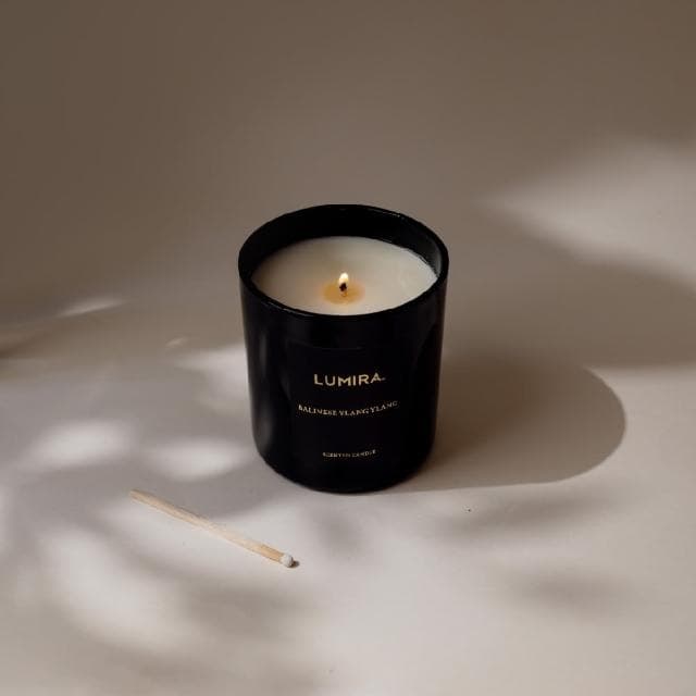 【LUMIRA】經典黑瓶蠟燭 Balinese Ylang Ylang 峇厘島依蘭依蘭 300g