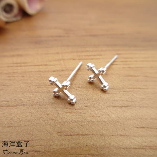 【海洋盒子】神聖守護迷你小巧十字架999純銀耳環(貼耳耳環)