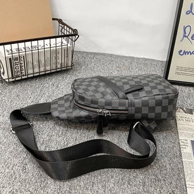 【KT DADA】棋盤格包包 男生禮物 包包 胸包 斜背包 格紋包包 百搭包包 龐克包包 黑色包包 男女
