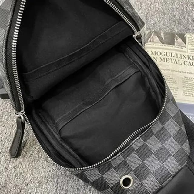 【KT DADA】棋盤格包包 男生禮物 包包 胸包 斜背包 格紋包包 百搭包包 龐克包包 黑色包包 男女