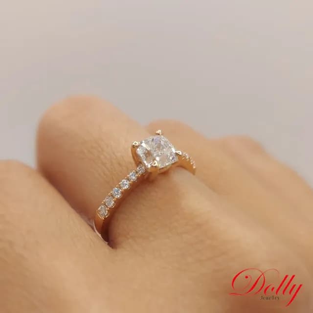 【DOLLY】1克拉 天然鑽石 F/VS2 枕型車工18K玫瑰金求婚鑽石戒指(母親節 長輩送禮 交換禮物首選)